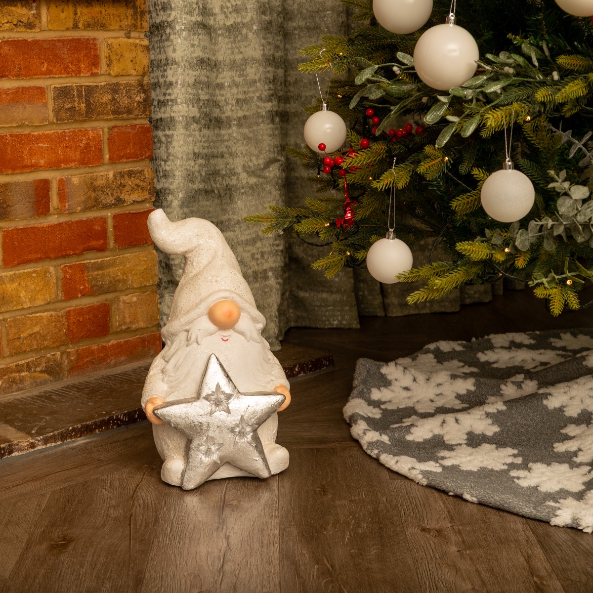 Led White Porcelain Gonk Holding Star - Christmas Decoration